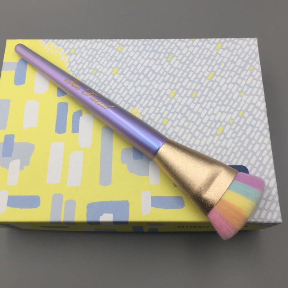 Too Faced Rainbow Strobing Brush Contour